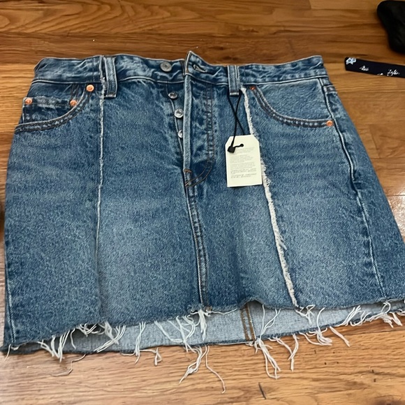 BRAND NEW Levi’s Jean skirt - Picture 1 of 2